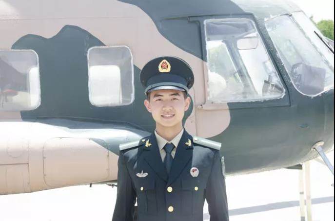 图片包含 汽车, 户外, 人, 军事描述已自动生成